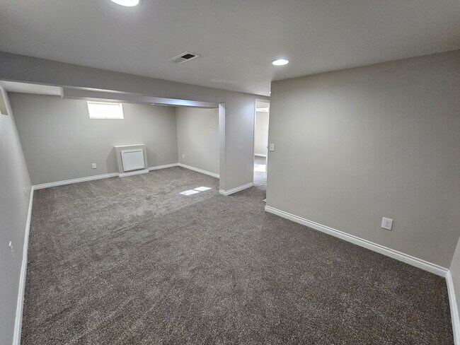 Building Photo - Beautiful Home + Mother-in-Law Suite