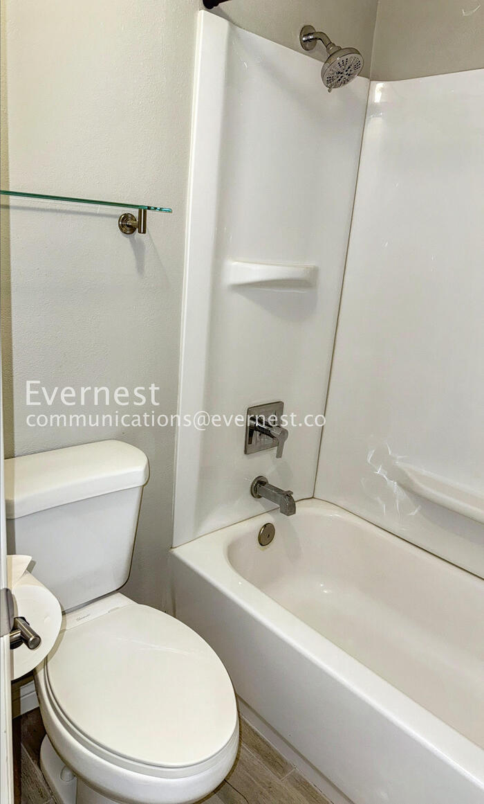 Building Photo - 1920 W Lindner Ave