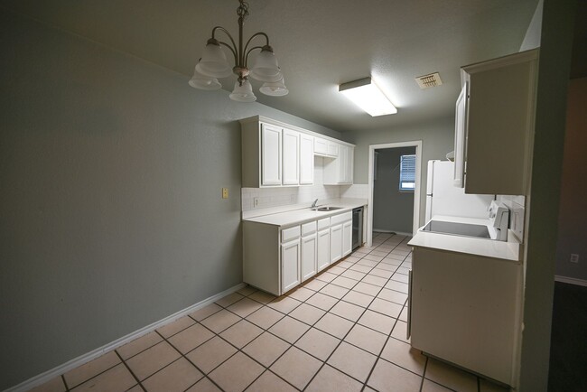 Building Photo - 606 N Sewell Dr