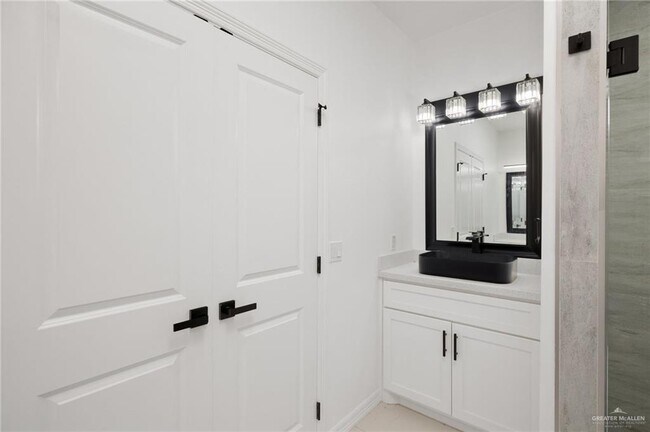 Building Photo - 18 Duncan Ln