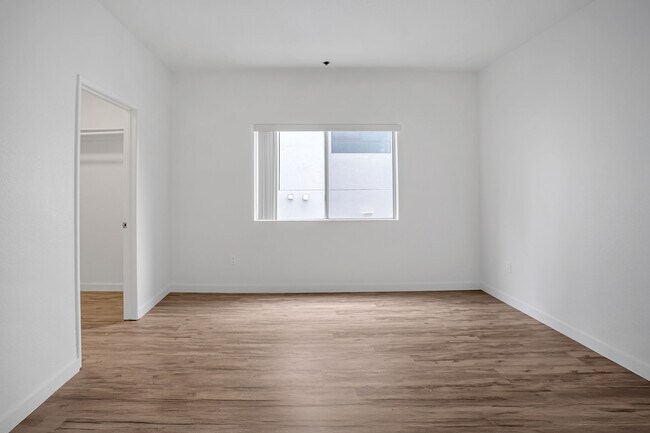 Building Photo - 10823 Hortense St