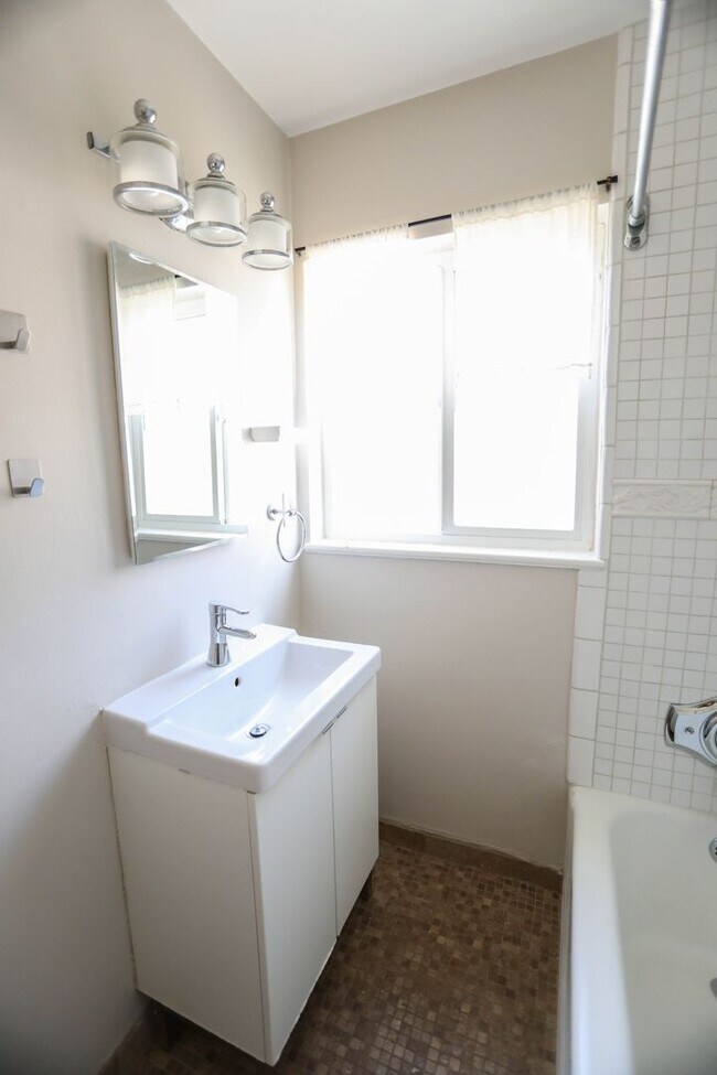 Building Photo - NEWLY LISTED $2,600 PER MONTH - GORGEOUS 3...