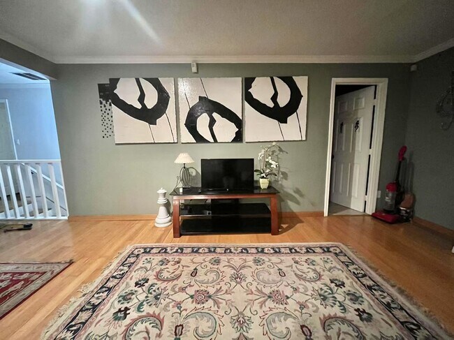 Building Photo - Spacious Spanish-Style Room in Prime LA Location – $900/mo