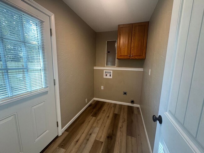 Building Photo - Cute 4 bed 2 bath house for rent!