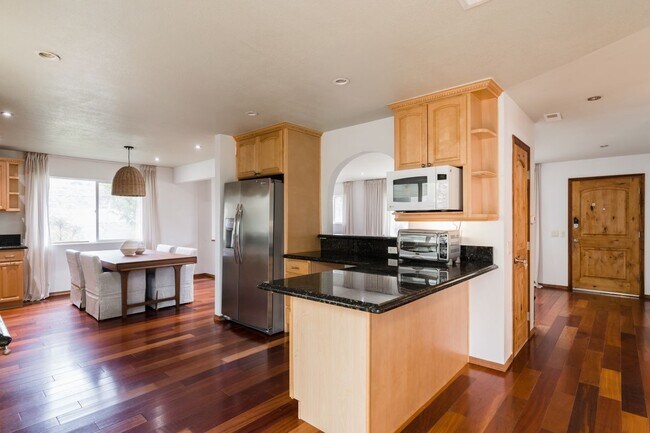 Building Photo - 309 S Rios Ave