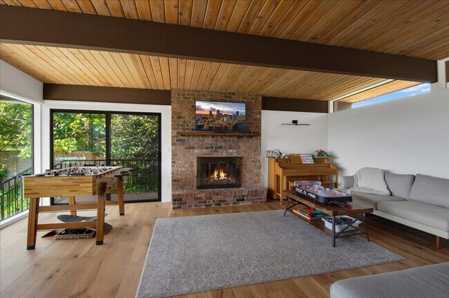 Building Photo - 4Bd/3.25Ba Shoreline House
