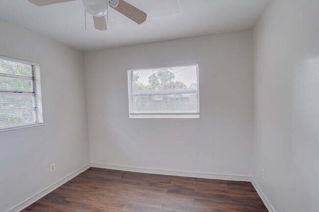 Building Photo - 801 Egan Dr