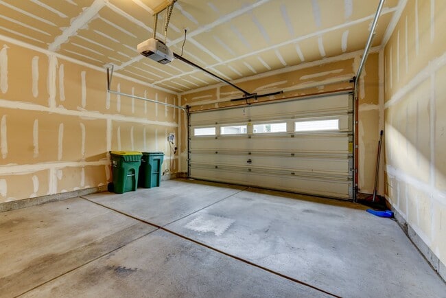 Building Photo - Beautiful 3 bed Uptown Broomfield Townhome...