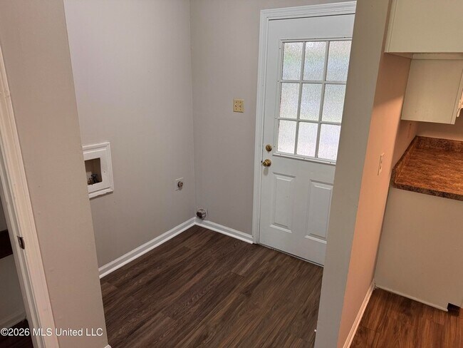 Building Photo - 6475 Forest Glen Dr