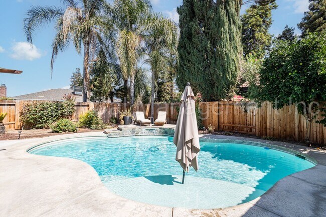 Building Photo - 4 Bedroom/2 Bath Home with a Pool and Sola...