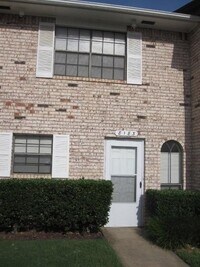 Building Photo - 2 bed 1 1/2 bath condo off NW 23rd! Putnam...