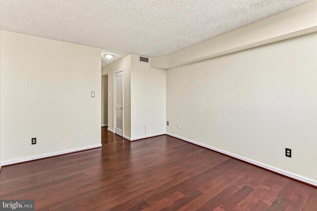 Building Photo - 1101 S Arlington Ridge Rd