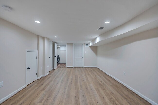 Building Photo - 3428 Dix St NE