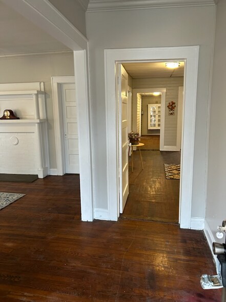 Building Photo - 927 S Jackson St