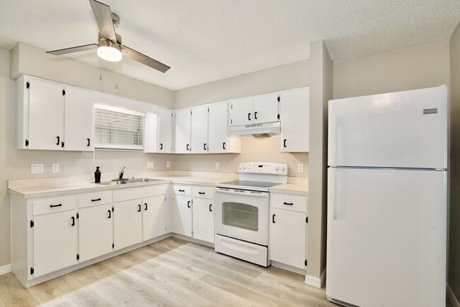 Building Photo - Beautifully Renovated 2-Bedroom Duplex nea...