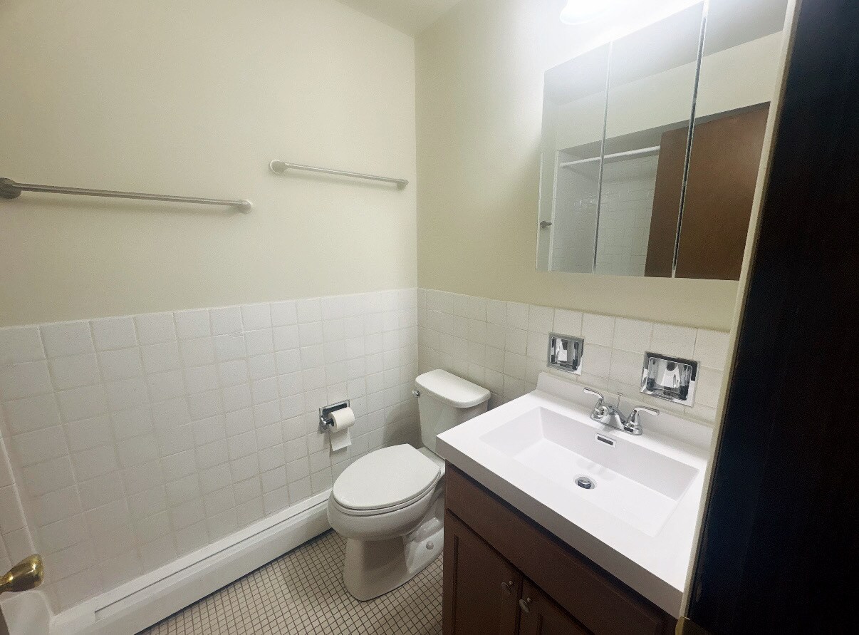 Building Photo - 866 N Milwaukee Ave