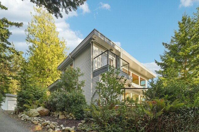 Building Photo - 5408 Sunset Ave