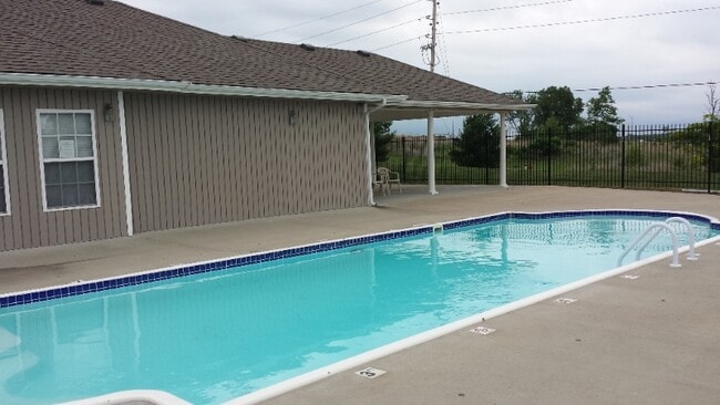 Building Photo - 816 SW Peach Tree Ln