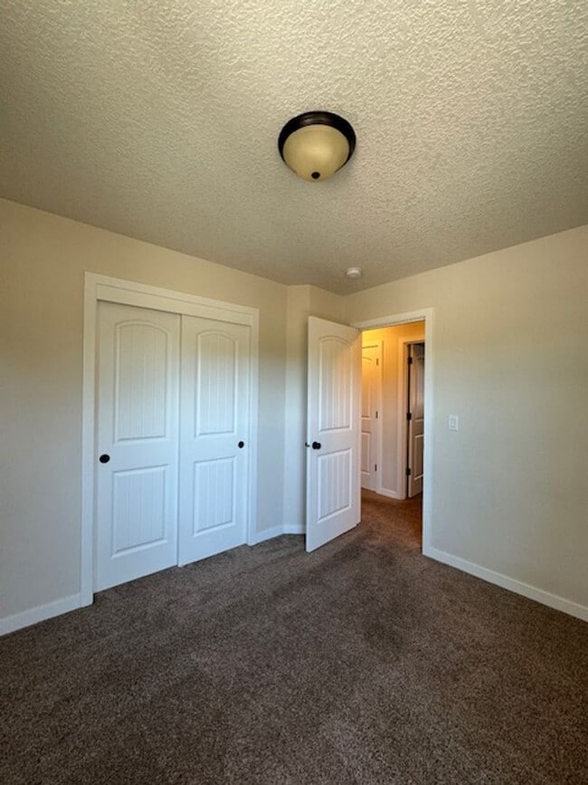 Building Photo - Dont miss out on this charming four bedroom home!