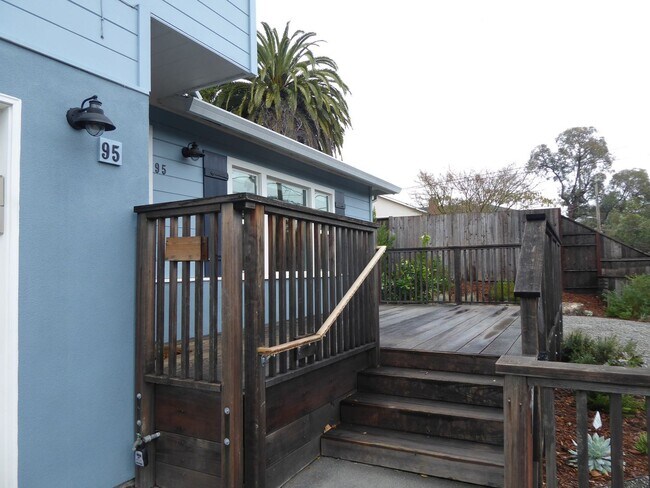 Building Photo - West Crescent Drive