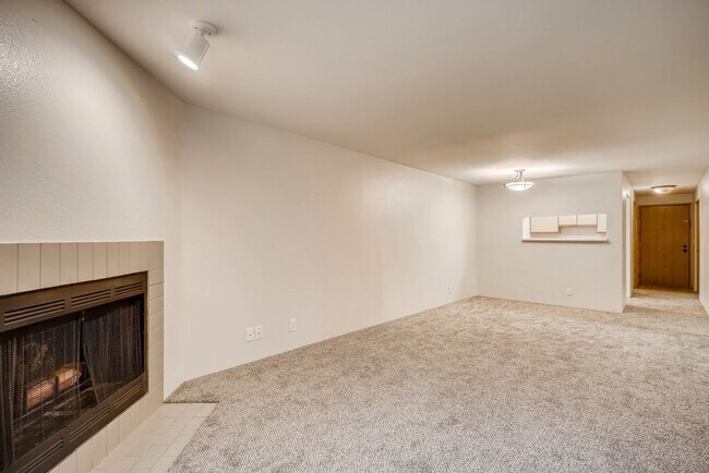 Building Photo - 700 N 160th St
