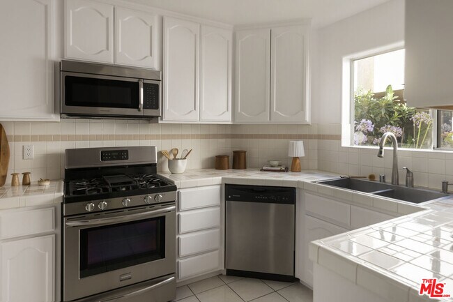 Building Photo - 4003 Sunset Dr