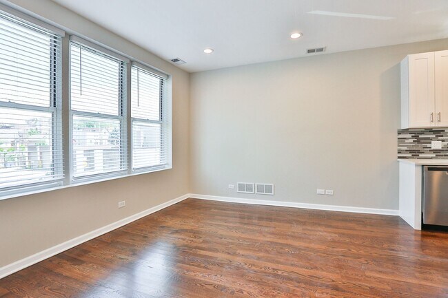 Building Photo - Gorgeous TOP FLOOR 1Bed in Logan Square! Condo Quality! In-Unit Laundry! Central Air!