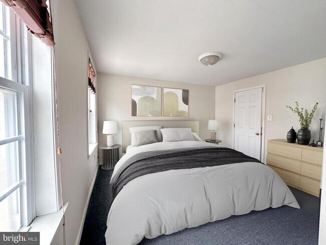 Building Photo - 1525 Montrose St