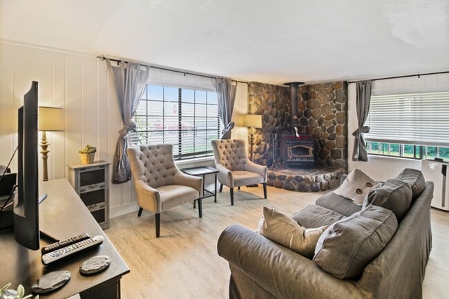 Building Photo - Garfield House: Fully Furnished House, Large private lot across from Golf Course $300 Utility Fee