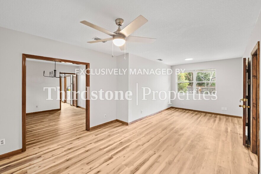 Building Photo - 345 W 40th St