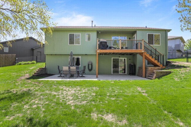 Building Photo - Stunning Raised Ranch | 4 Bedroom 3 Bathro...