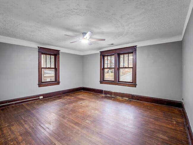 Building Photo - 524 Riverland Rd SE