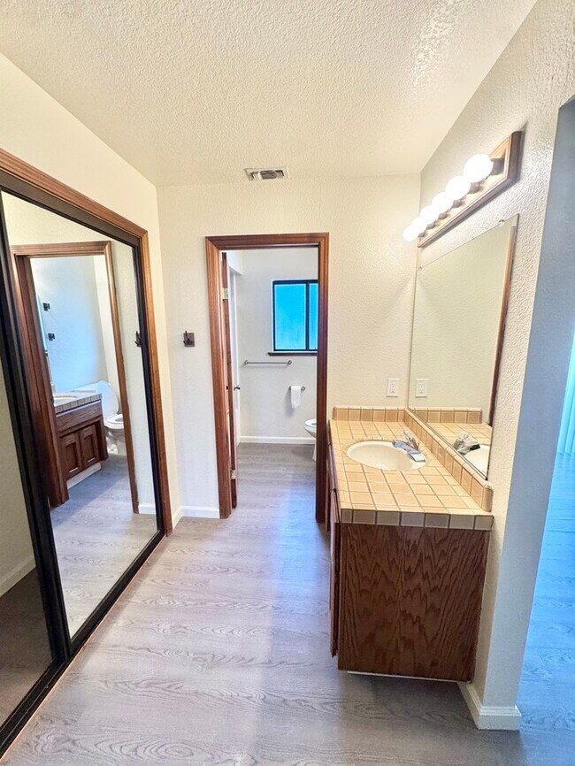 Building Photo - Stunning 3 bedroom 2.5 bathroom home in Folsom with large backyard