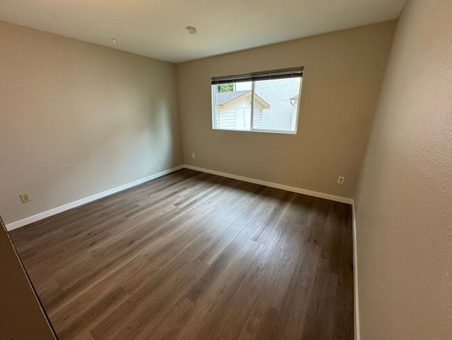 Building Photo - 2Bd/1Ba Kirkland Condo