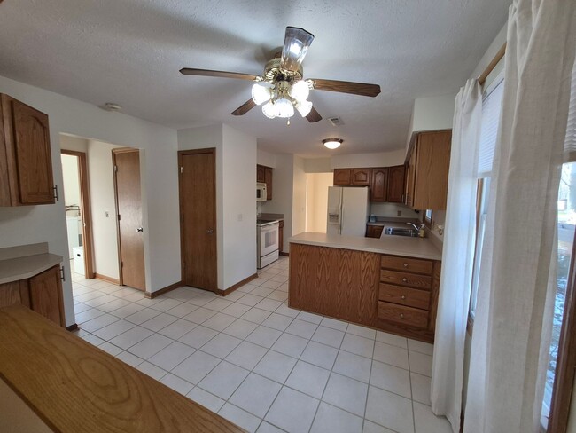 Building Photo - Charming 3BR 1.5BA Home w/ In-Unit Laundry + Central Air + Garage in Avon