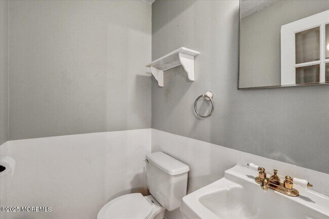Building Photo - 604 Ezara Ct