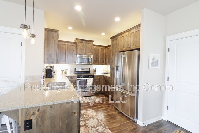 Building Photo - 2860 Yew Park Ln