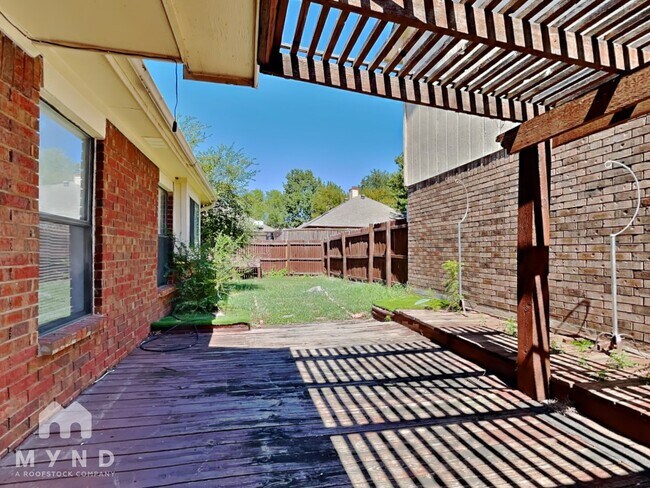 Building Photo - 633 Albrook Dr