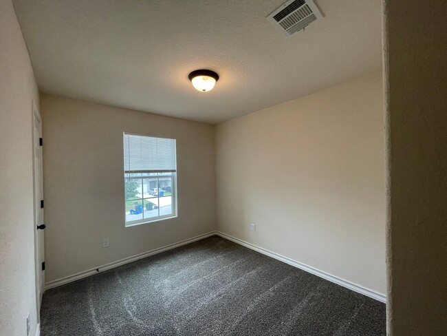 Building Photo - Townhome for rent