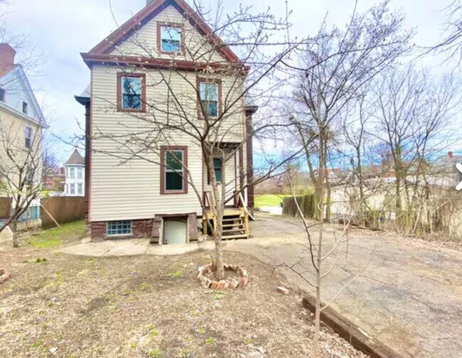 Building Photo - 287 Earnshaw Ave
