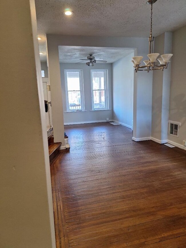 Building Photo - 5 Bedroom home available now in York!