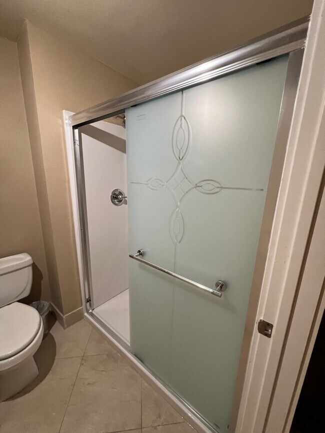 Building Photo - Meridian Furnished 2 Bd / 2 Ba Luxury Condo - Resort Style Living.