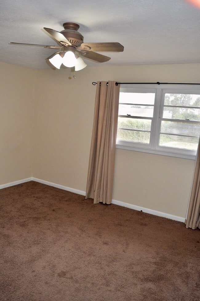 Building Photo - 1205 Royalty Ave