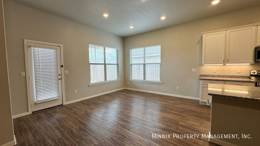 Building Photo - 2006 Kenwood Ave