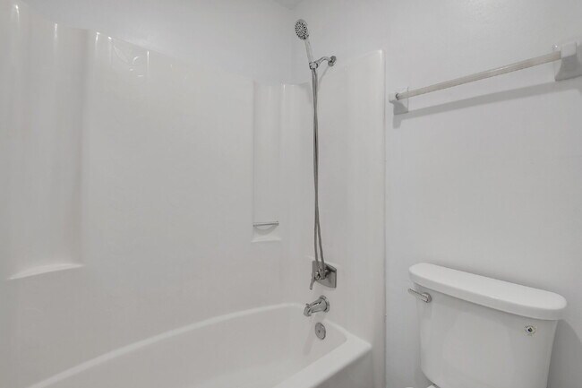 Building Photo - Fully Renovated 2-Bed, 2-Bath Apartment