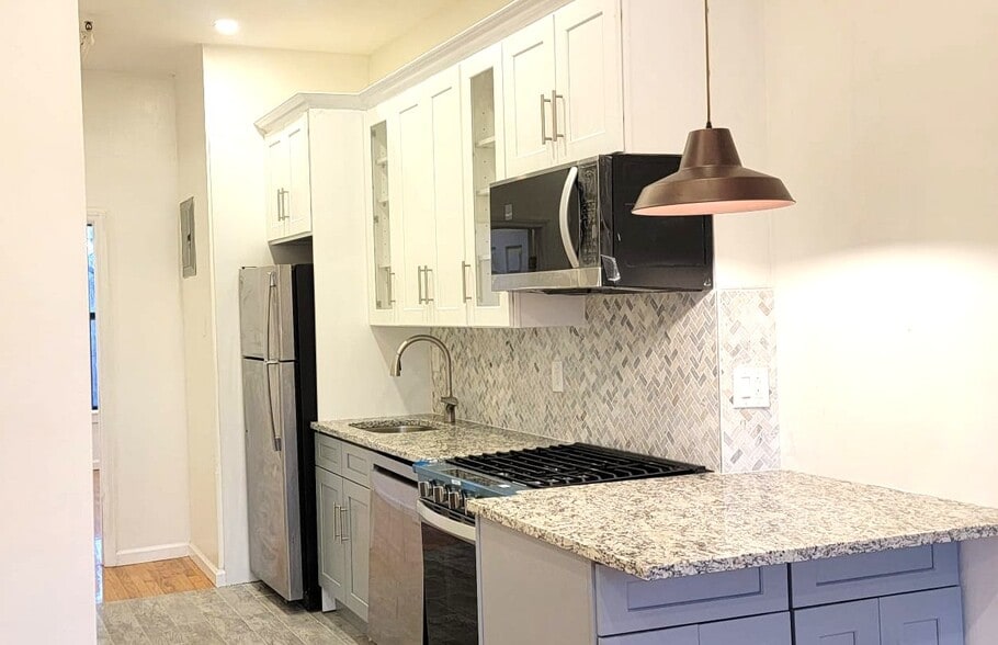 Building Photo - 446A Hancock St