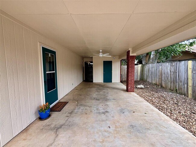 Building Photo - 808 Lone Star Dr