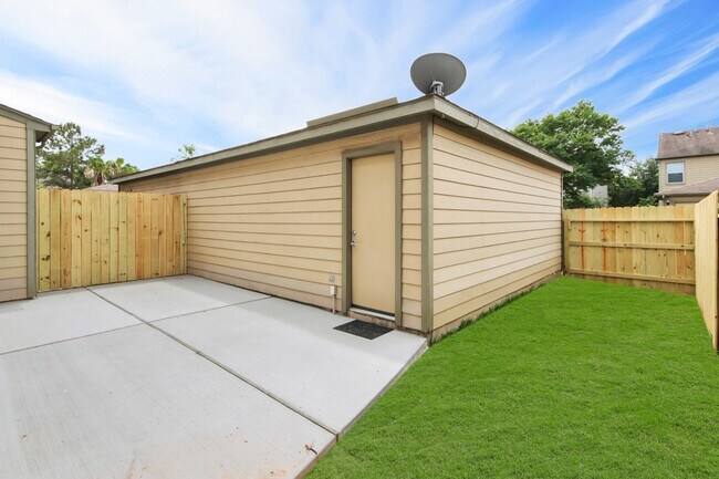 Building Photo - 23611 Wildwood Green Way