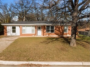 Building Photo - Spacious 4-Bedroom Retreat