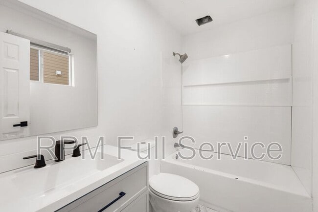 Building Photo - 2138 25th Ave N